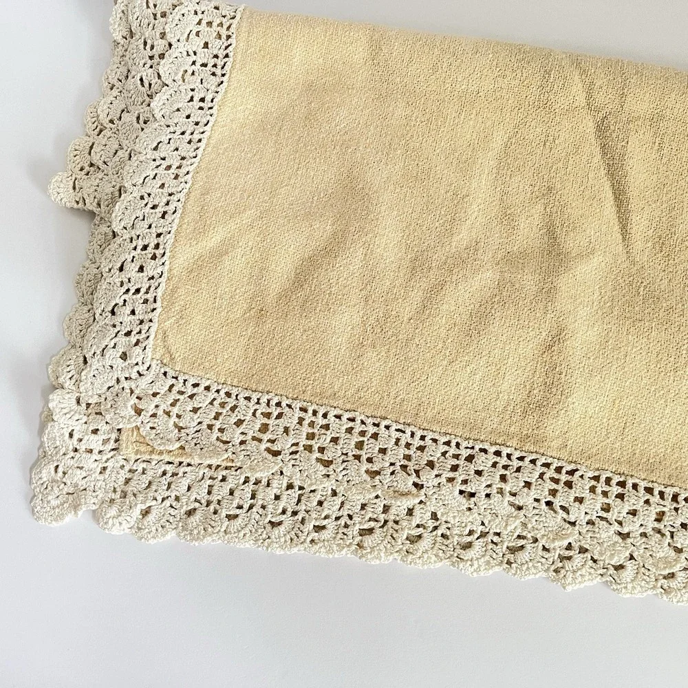 Vtg buttery yellow cream crochet edge fabric square tablecloth cottagecore 42x44